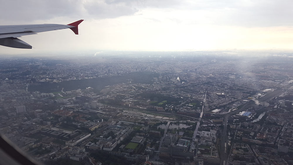 Blick aus dem Flugzeug, Blick auf die Tragfläche, Blick auf die Stadt, Blick in die inneren Flugängste